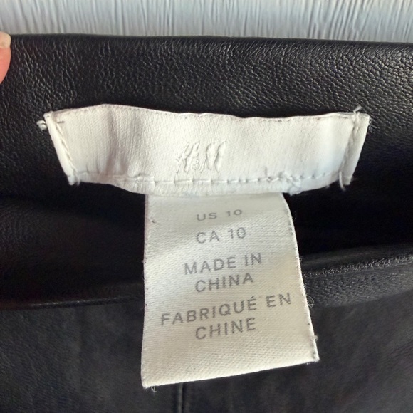 H&M Black 🖤  Size 10 Faux Leather Midi Skirt Women’s 🖤Back Zip & Snap Closure - Picture 3 of 13